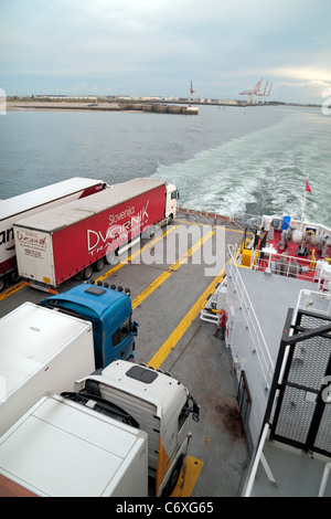 Les camions stationnés sur la plate-forme arrière ouverte d'un DFDS Seaways roll-on roll-off ferry, au départ du port de Dunkerque Dunkerque (France). Banque D'Images