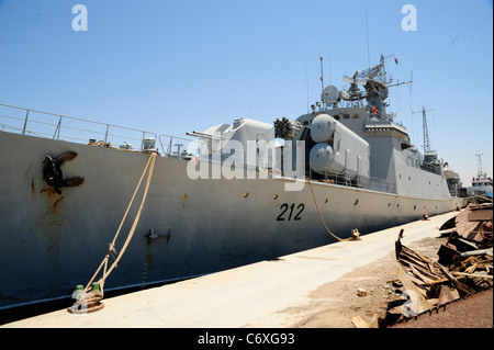 Les FRÉGATES DE LA CLASSE KONI Al Hani de Libye hull no. 212 de la nef à Kadhafi des quais à Bengdazi Banque D'Images