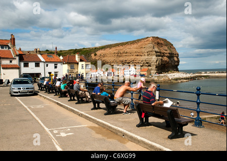 Les personnes bénéficiant de beau temps à Staithes, au nord-est, au Royaume-Uni. Août 2011 Banque D'Images