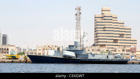 Les FRÉGATES DE LA CLASSE KONI Al Hani de Libye hull no. 212 de la nef à Kadhafi des quais à Bengdazi Banque D'Images