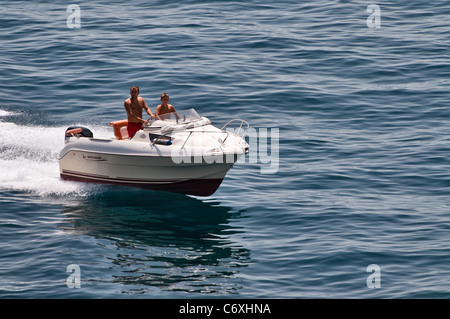 Petit bateau QuickSilver 470, Mercure 50 unique HP moteur hors bord, une embarcation de plaisance. Banque D'Images