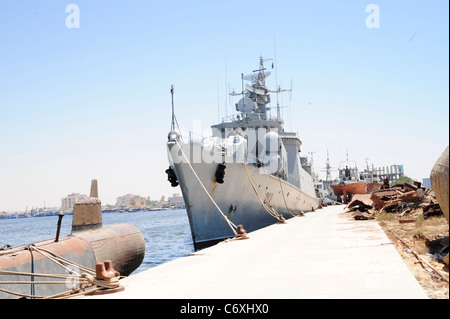 Les FRÉGATES DE LA CLASSE KONI Al Hani de Libye hull no. 212de la nef à Kadhafi des quais à Benghazi Banque D'Images