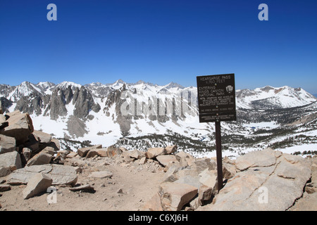 Le Kearsarge pied 11760 passent au-dessus de la Sierra Nevada dans le Parc National Kings Canyon en Californie avec signe Banque D'Images