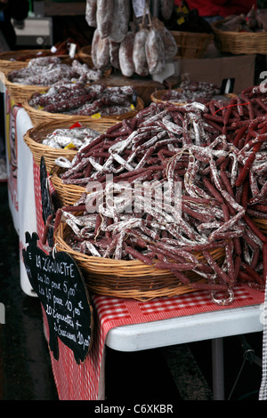 Conservé les saucisses sur un étal de marché à St Gilles Croix de vie France Banque D'Images