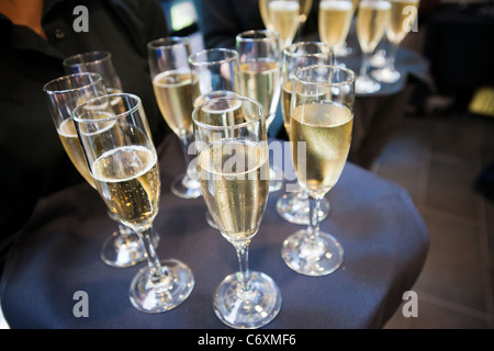 Un waitperson sert du champagne pour les clients de l'ouverture d'un restaurant à New York Banque D'Images