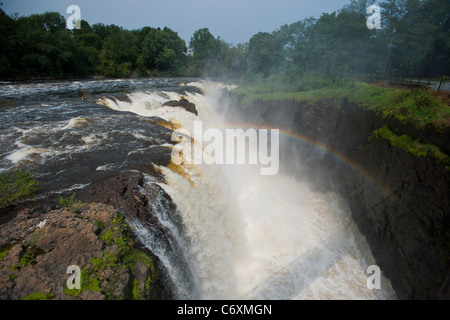 Des milliers de gallons d'eau au cours de la cascade de Great Falls la rivière Passaic dans Paterson, NJ Banque D'Images