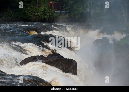 Des milliers de gallons d'eau au cours de la cascade de Great Falls la rivière Passaic dans Paterson, NJ, Banque D'Images