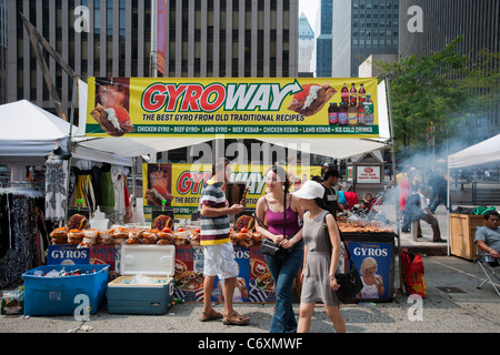 Un kiosque vendant kebabs gyros et copie le Subway sandwich shop Nom et logo à une foire de rue à New York Banque D'Images