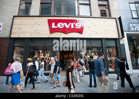 Un nouveau magasin de vêtements Levi's sur la 34e Rue dans le quartier commerçant de Herald Square à New York Banque D'Images