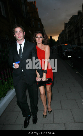 Danny Cipriani et Kelly Brook arrivant à l'hôtel Claridges à Mayfair. Danny semble être un sport rugby avec ses blessures Banque D'Images