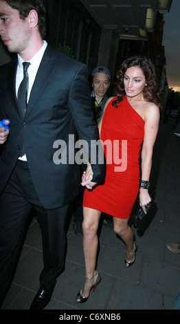 Danny Cipriani et Kelly Brook arrivant à l'hôtel Claridges à Mayfair. Danny semble être un sport rugby avec ses blessures Banque D'Images