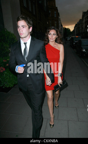 Danny Cipriani et Kelly Brook arrivant à l'hôtel Claridges à Mayfair. Danny semble être un sport rugby avec ses blessures Banque D'Images