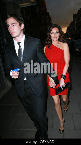 Danny Cipriani et Kelly Brook arrivant à l'hôtel Claridges à Mayfair. Danny semble être un sport rugby avec ses blessures Banque D'Images