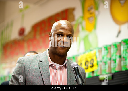 Ancien joueur de baseball Darryl Strawberry parle lors de l'ouverture d'un supermarché Banque D'Images