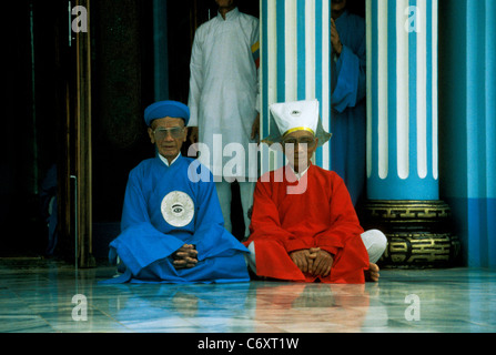 Les aînés de Cao Dai au Grand Temple, Tay Ninh, Vietnam Banque D'Images