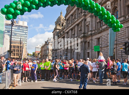 Rassemblement des gens à l'extérieur de Glasgow City Chambers au début de la Bank of Scotland Scottish grand terme, 2011. Banque D'Images