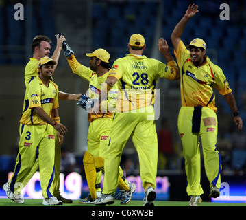 Chennai Super Kings Bowler Doug Bollinger célèbre avec coéquipiers après la prise de Deccan Chargers batteur Bodapati Sumanth Banque D'Images