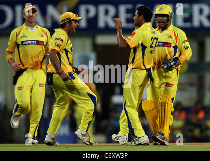 Chennai Super Kings Bowler Shadab Jakati célèbre avec coéquipiers pendant le Deccan Chargers vs Chennai Super Kings 2e Banque D'Images