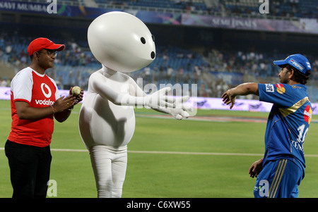 Mumbai Indians batteur Sachin Tendulkar et une mascotte lors de la Mumbai Indians vs Royal Challengers Bangalore Indian Premier Banque D'Images