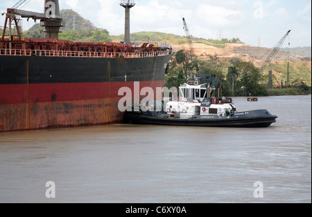 Remorqueur opérant dans le canal de Panama sur les opérations de jour. Banque D'Images