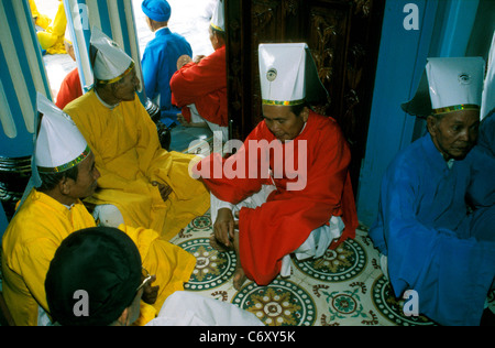 Les Cao Dai anciens se retrouvent au Grand Temple, Tay Ninh, Vietnam Banque D'Images