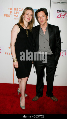 Dolores le riz et Andrew McCarthy 9th Annual Tribeca Film Festival - première de "Nice Guy Johnny' à la CCU RECOMMANDE - Théâtre Banque D'Images