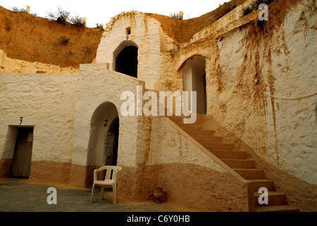 Chambres (dortoirs) de l'hôtel Sidi Driss troglodyte à Matmata, dans le sud de la Tunisie, une destination touristique populaire. Banque D'Images
