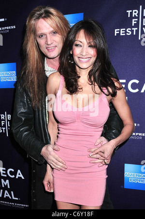 BACH ET FEMME DE DIVORCER APRÈS 18 ANS couvre-culasse Sebastian Bach et son épouse de 18 ans sont au divorce. Le leader du groupe Skid Row Banque D'Images