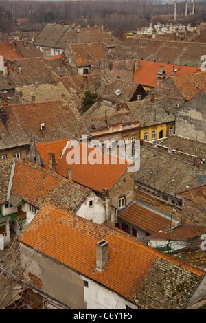 Par jour de Petrovaradin, toits de maisons, vieille ville. Banque D'Images