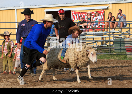 Boy riding un mouton. Banque D'Images