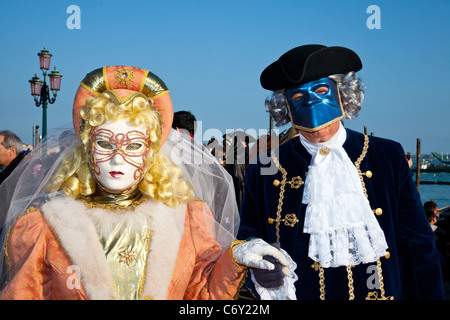 Les participants en costume de carnaval à Venise en Italie. Banque D'Images