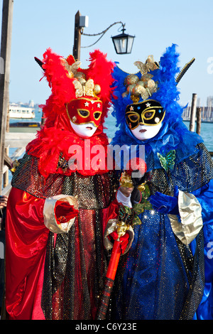 Les participants en costume de carnaval à Venise en Italie. Banque D'Images