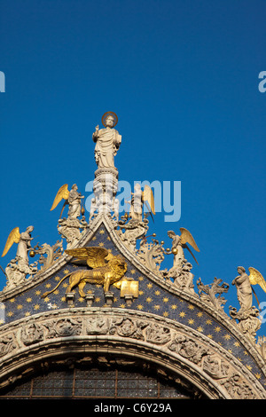 Personnages religieux au sommet de la Basilique Saint Marc à Venise Italie Banque D'Images