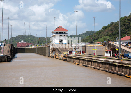 Vue sur le Canal de Panama montrant le fonctionnement normal fait dans le travail ordinaire de la voie. Banque D'Images