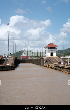 Vue sur le Canal de Panama montrant le fonctionnement normal fait dans le travail ordinaire de la voie. Banque D'Images