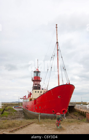 Bateau rouge dans les marais en essex tollesbury Banque D'Images