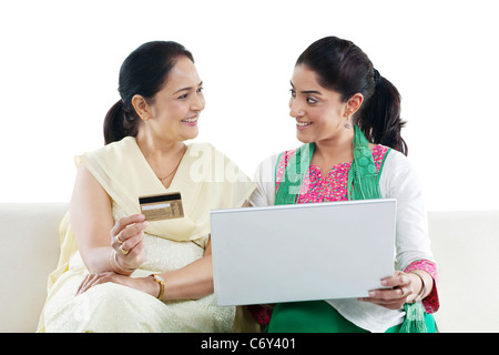 Mère et fille avec un ordinateur portable et une carte de crédit Banque D'Images