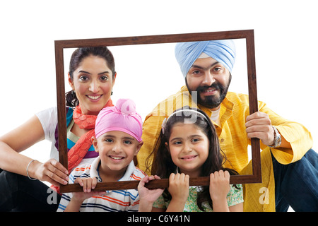 Portrait d'une famille sikh dans un cadre en bois Banque D'Images