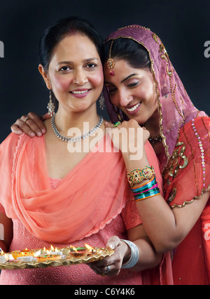 Mère et fille avec un plateau de diyas Banque D'Images