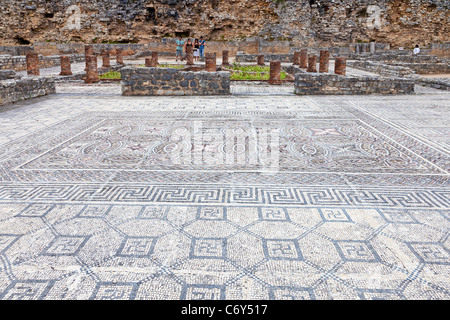 Maison de la swastika Villa mosaïques et mur de défense à Conimbriga, le mieux conservé des ruines de la ville romaine au Portugal. Banque D'Images