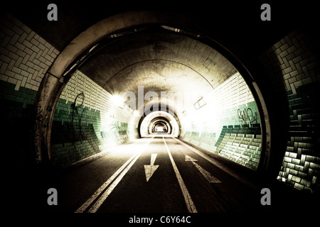 L'exposition à fort contraste d'un tunnel avec des flèches sur la rue Banque D'Images