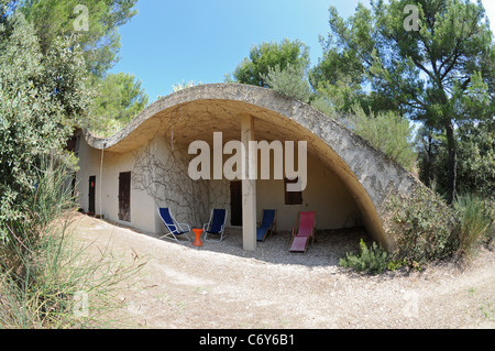 Maison écologique avec toit recouvert en Provence, France Banque D'Images