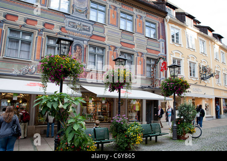 Fussen centre village dans Bayern, ici rue principale avec des boutiques et une pharmacie. Allemagne Banque D'Images