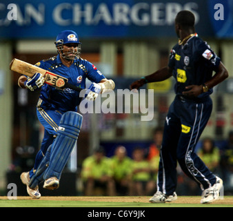 Mumbai Indians batteur Sachin Tendulkar durant la vingt20 match de cricket de l'IPL entre chargeurs Deccan v Mumbai indiens à Banque D'Images