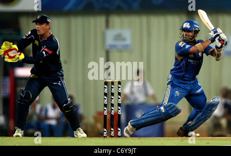 Mumbai Indians batteur Sachin Tendulkar durant la vingt20 match de cricket de l'IPL entre chargeurs Deccan v Mumbai indiens à Banque D'Images