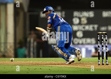 Mumbai Indians batteur Sachin Tendulkar durant la vingt20 match de cricket de l'IPL entre chargeurs Deccan v Mumbai indiens à Banque D'Images