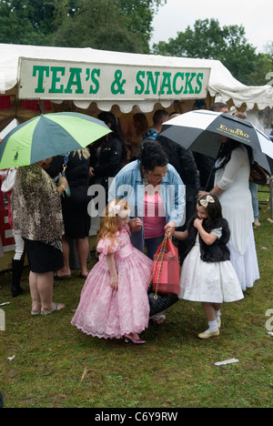 Barnet Gypsy Horse Fair Hertfordshire Royaume-Uni. Enfants filles habillées dans les meilleurs tissus avec grand-mère. Années 2010 2011 HOMER SYKES Banque D'Images