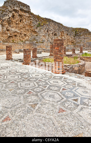 Péristyle, mosaïque et mur de la ville. Maison de la swastika Villa - Conimbriga, les ruines de la ville romaine la mieux conservée au Portugal. Banque D'Images