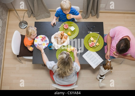 Family eating at dinner table Banque D'Images