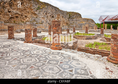 Péristyle, mosaïque et mur de la ville. Maison de la swastika Villa - Conimbriga, les ruines de la ville romaine la mieux conservée au Portugal. Banque D'Images